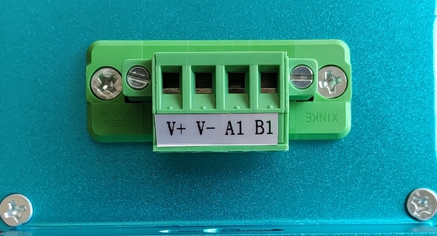 4.信号输出 信号输出：RS485 （MODBUS RTU）输出。 接口定义：采用 4 芯的 2.54 间距的插座作为用户接口。J2 为 485 接口，端子定义为：VCC GND	A	B 注：当模组为冷启动时，开机后二分钟内数字输出与模拟输出的浓度值信号不作为测量依据。